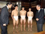 貴乃花親方(左端)と川淵キャプテン(右端)とJFAアカデミーの3人