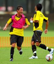 パス回しで笑顔を見せる柏FW沢昌克(左)(撮影・酒井清司)
