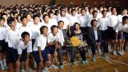 佐々木監督(前列中央)は、出身地の中学校で講演を終え記念撮影
