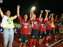 試合後サポーターの声援に応える小笠原ら鹿島イレブン（撮影・たえ見朱実）