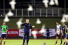 幸運の小鳥? が舞う中、選手に指示を出すオシム監督(撮影・たえ見朱実)