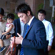 協会関係者や一般客に見送られ、宿舎を後にするMF阿部
