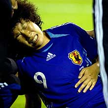 ドイツ戦でＧＫと激突した荒川は肺の辺りを痛そうに押さえる（ＡＰ＝共同）