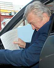 帰国したオシム監督は窮屈そうに迎えの車に乗り込む(撮影・下田雄一)