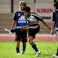 サインプレーで低い弾道のFKを蹴るMF本田圭(中央)