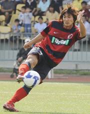 前半、ボレーで先制ゴールを決める鹿島ＦＷ田代（共同）