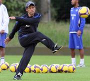 シュート練習でボールを出す西野監督（撮影・岡潤一）