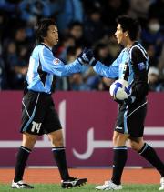 【川崎F-天津】試合後、村上(右)と握手する中村(撮影・栗山尚久)