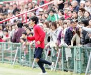 大勢のサポーターの前をグラウンドに向かう鹿島・大迫（撮影・蔦林史峰）