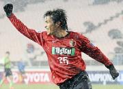 試合終了間際、決勝点を決めて喜ぶ鹿島ＭＦ遠藤（共同）
