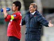 後半、審判の判定に怒る鹿島オリベイラ監督。左は小笠原