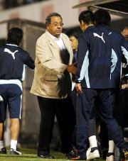 【磐田－新潟】新潟に勝利し選手と握手するオフト監督（撮影・山崎哲司）