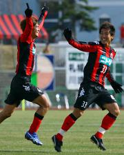 逆転ゴールを決めたDF西嶋は両手を突き上げる。(撮影・長島一浩)
