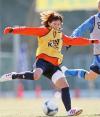 練習試合でボールを追う日本女子代表候補ＭＦ川澄（撮影・田崎高広）