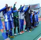 早大対日体大、優勝し応援団に向かって指を突き上げる日体大イレブン（撮影・河野匠）