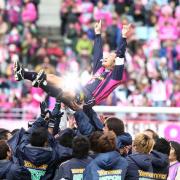 引退セレモニーでイレブンから胴上げされる森島寛晃(撮影・加藤哉)