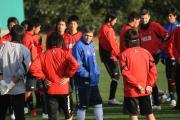 ミーティングで選手に指示を出すストイコビッチ監督(撮影・桝井聡)