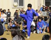 小学校を訪れサッカーの模範演技をするC大阪MF香川(撮影・奥田泰也)