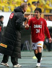 山田直(右)は途中交代しフィンケ監督と握手する(撮影・鹿野芳博)