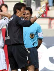 接触プレーでPKを取られた名古屋GK楢崎は怒り心頭(撮影・築山幸雄)