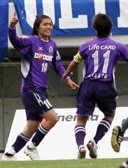 先制ゴールに喜ぶ広島MF柏木(撮影・築山幸雄)