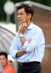 敗色濃厚な展開に厳しい表情のＧ大阪・西野監督（撮影・築山幸雄）