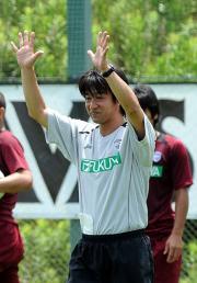 公開練習で選手とともに汗を流した神戸・和田新監督(撮影・渦原淳)