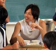 小学校を訪問し生徒と給食をともにするG大阪MF遠藤(撮影・奥田泰也)