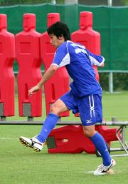 黙々とシュート練習をするＣ大阪ＭＦ香川（撮影・益子浩一）