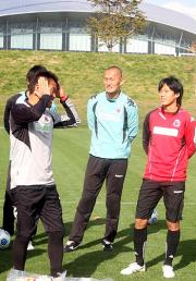 髪を黒く染めた藤田と石崎監督（左端）。中央は荒谷（撮影・永野高輔）