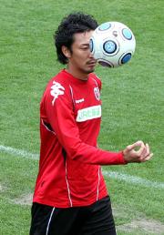 器用にボールを頭に当てながら歩くＤＦ吉弘（撮影・永野高輔）