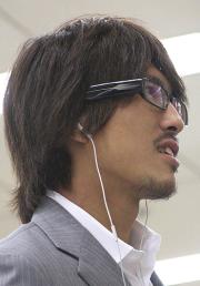 無精ひげを生やしてサウジアラビアへ旅立ったＭＦ小川（撮影・八反誠）