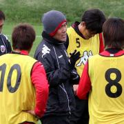 険しい表情で選手に指示を出す石崎監督選手(中央)(撮影・永野高輔)