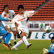 後半、シュートを放つC大阪MF香川(中央)(撮影・奈島宏樹)