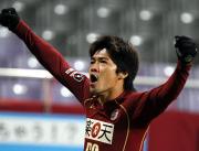 後半、同点ゴールを決め雄たけびを上げる神戸ＦＷ大久保（撮影・岡潤一）