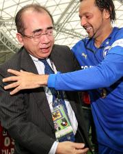 溝畑社長は感涙しながらエジミウソンらを出迎える（撮影・藤尾明華）