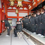 京都・八坂神社で必勝祈願をする京都の選手とスタッフ(撮影・奥田泰也)