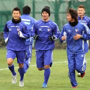 ランニングする(左から)播戸、家長、清武ら(撮影・渦原淳)