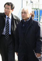 青野浩志社長（左）の案内で練習場などを訪問する鬼武チェアマン（共同）
