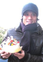 誕生日ケーキを手に笑顔の神戸ＤＦ宮本（撮影・大池和幸）
