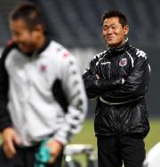練習中、頼もしそうに中山の背中を見つめる石崎監督（撮影・黒川智章）