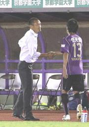 交代した柳沢敦(右)と握手する京都秋田豊監督代行(撮影・奥田泰也)