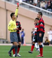 【鹿島－広島】レッドカードを受けた鹿島ＤＦ岩政（撮影・宇治久裕）