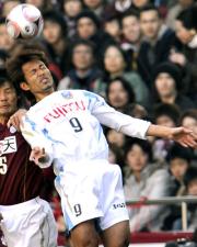 前半、ヘディングで競り合う川崎F我那覇(共同)