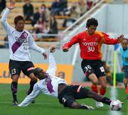 京都ＭＦアタリバ（中）が名古屋ＤＦ竹内を止める（撮影・清水貴仁）
