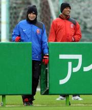 練習前に談笑するエジミウソン(右)とエンゲルス監督(撮影・柴田隆二)