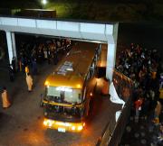 午後７時５５分やっとスタジアムを出発した清水のバス（撮影・野上伸悟）