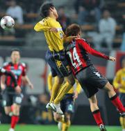 前半、千葉ＤＦ益山（左）は札幌ＭＦ西谷と競り合う（井上　学）
