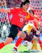 後半３３分、名古屋ＦＷ杉本が玉田からのパスを決める（撮影・清水貴仁）