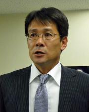 辞任した川崎Fの関塚監督は、無念の涙を浮かべた(撮影・村上幸将)